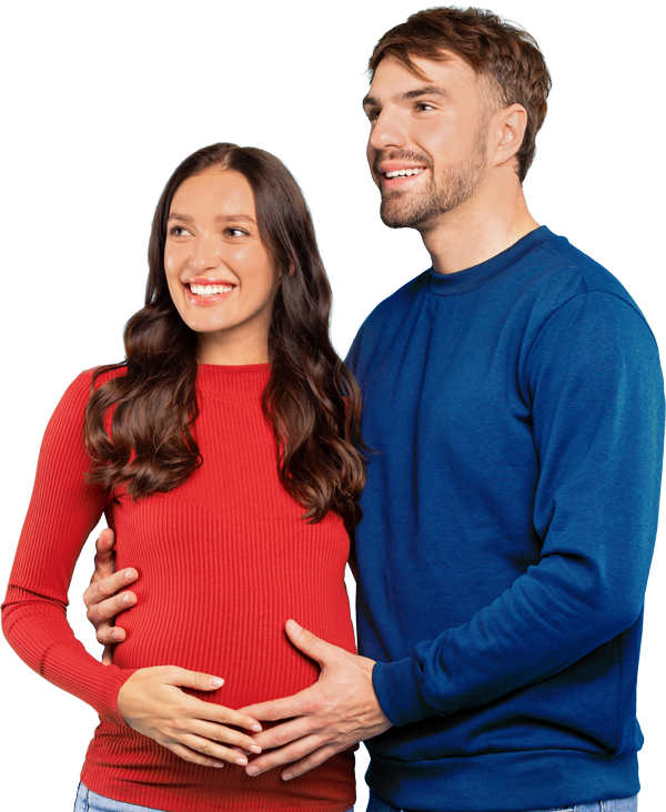 Glückliches werdendes Elternpaar lächelt und hält gemeinsam den Babybauch – Schwangerschaft, Familie und Elterngeldberatung.