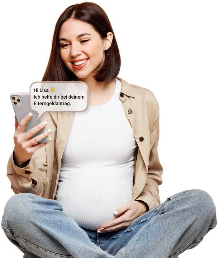Glückliche schwangere Frau lächelt und hält ein Smartphone in der Hand mit der Elterngeld App von Elterngeld Buddy.
