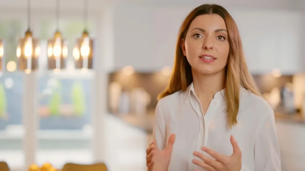 Paulina von Elterngeld Buddy erklärt in die Kamera, wie eine Elterngeldberatung abläuft